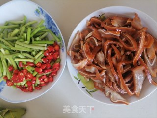 蒜苔炒猪耳步骤1