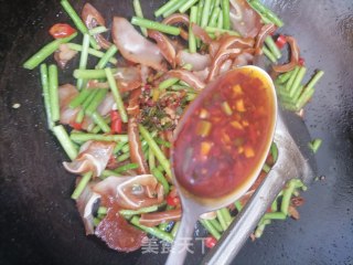蒜苔炒猪耳步骤4