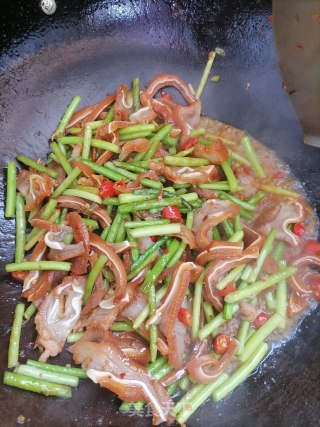 蒜苔炒猪耳步骤5