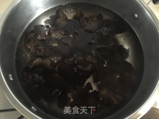黑木耳焖鸡步骤2