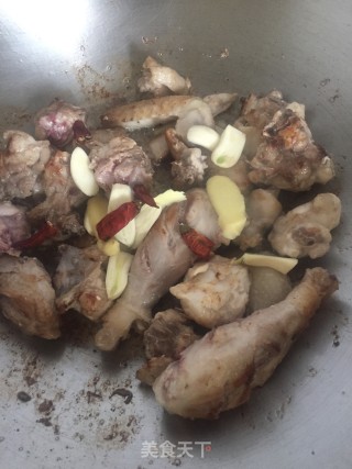 黑木耳焖鸡步骤8