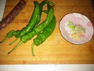 豆瓣酱炒青椒腊肠步骤1