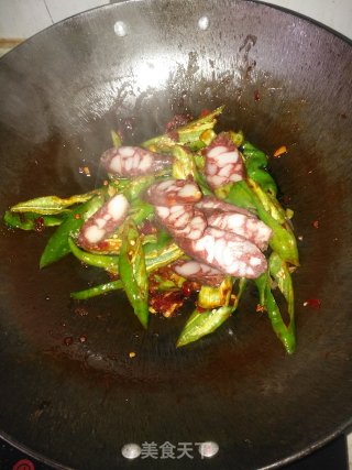 豆瓣酱炒青椒腊肠步骤5