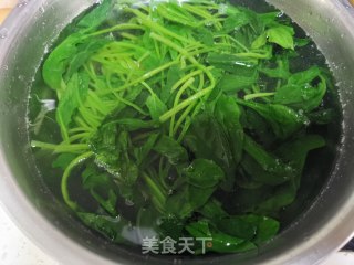 菠菜虾仁炒鸡蛋步骤1