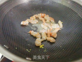 菠菜虾仁炒鸡蛋步骤6