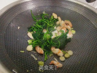 菠菜虾仁炒鸡蛋步骤7