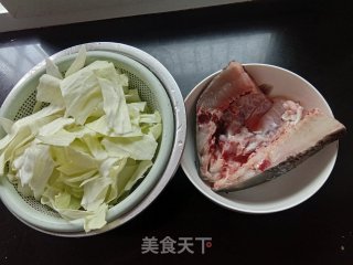 包菜炖鱼头步骤1