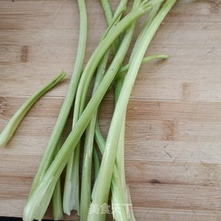 芹菜炒猪皮步骤1
