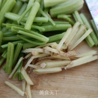 芹菜炒猪皮步骤3