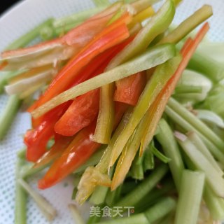 芹菜炒猪皮步骤5