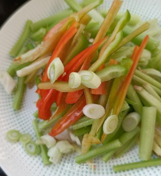 芹菜炒猪皮步骤6