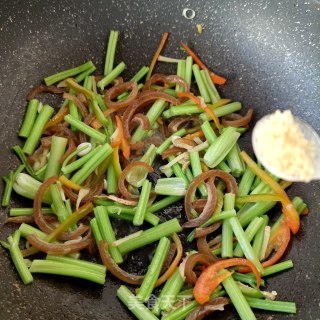 芹菜炒猪皮步骤12