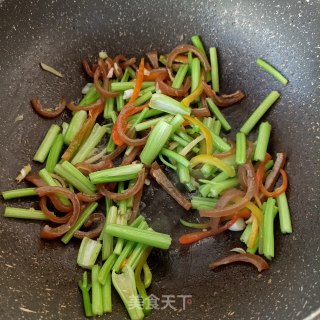 芹菜炒猪皮步骤13