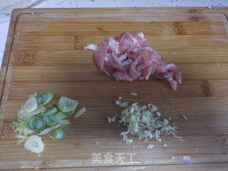 茼蒿炒干豆腐丝步骤1