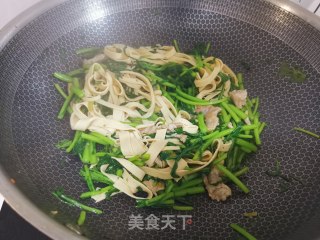 茼蒿炒干豆腐丝步骤8