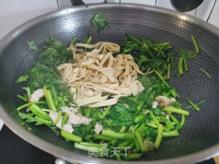 茼蒿炒干豆腐丝步骤7