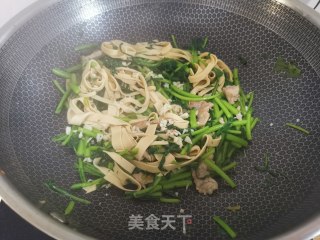 茼蒿炒干豆腐丝步骤9
