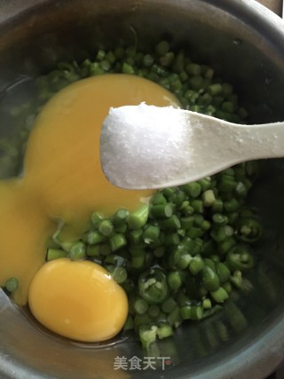 蒜苔煎鹅蛋步骤5