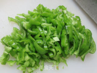 肉丝皱皮椒炒绿豆芽步骤2