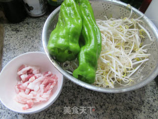 肉丝皱皮椒炒绿豆芽步骤1