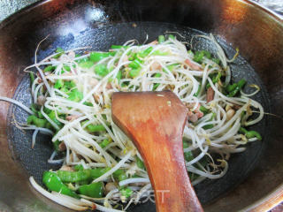 肉丝皱皮椒炒绿豆芽步骤7