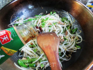 肉丝皱皮椒炒绿豆芽步骤9
