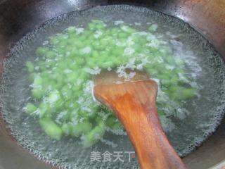 咸鸭蛋炒毛豆步骤4
