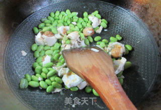 咸鸭蛋炒毛豆步骤5