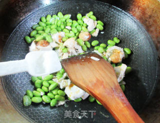 咸鸭蛋炒毛豆步骤7