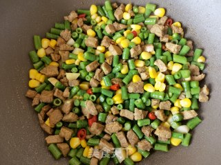 玉米豇豆角炒牛肉步骤10