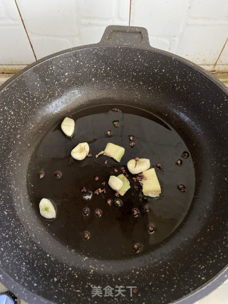 啤酒鸡块炖香菇步骤3