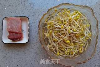 银芽炒肉丝步骤1