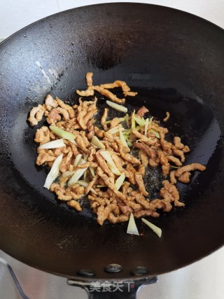 银芽炒肉丝步骤5