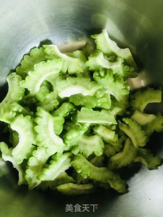 苦瓜炒海灵菇步骤1