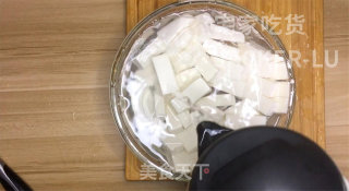 懒人版麻婆豆腐、又香又麻又辣，就着汤汁能吃两碗米饭。步骤3