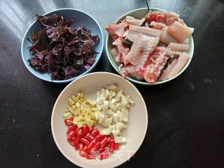 紫苏烧鱼骨步骤1
