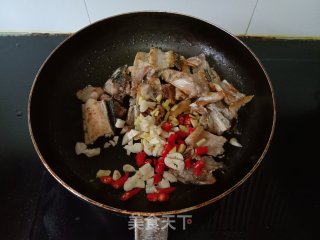 紫苏烧鱼骨步骤3