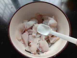 玉米青豆炒鱼片步骤2