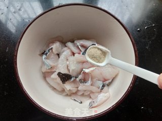 玉米青豆炒鱼片步骤3