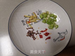 蒜苗烧豆泡步骤3