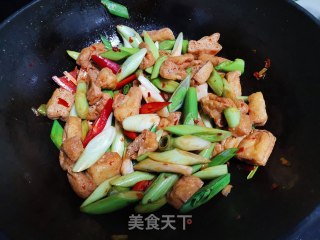 蒜苗烧豆泡步骤7