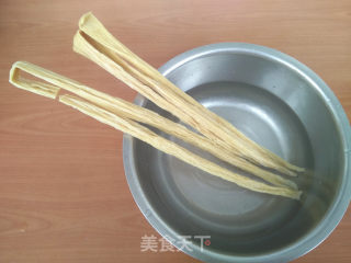 腐竹炒胡萝卜步骤1
