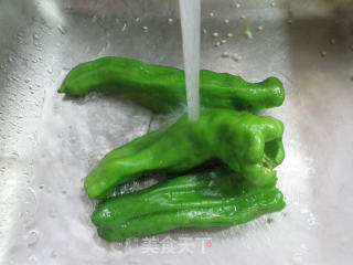 咸鸭蛋炒皱皮椒步骤3