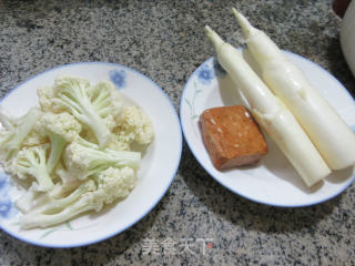 香干茭白炒花菜步骤1