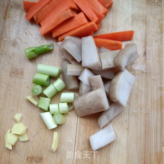 酸萝卜胡萝卜烧肉步骤3