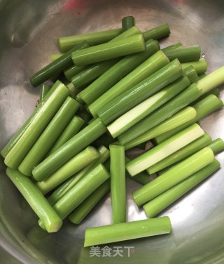 蒜苔辣椒炒鱿鱼步骤1
