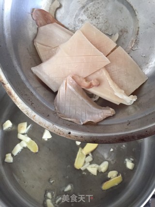蒜苔辣椒炒鱿鱼步骤6