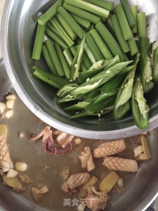 蒜苔辣椒炒鱿鱼步骤7