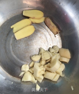 蒜苔辣椒炒鱿鱼步骤4