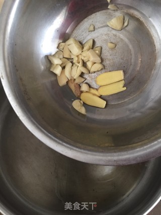蒜苔辣椒炒鱿鱼步骤5